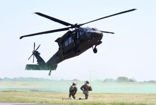 Sikorsky UH-60 Black Hawk típusú katonai helikopter