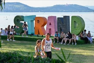 Fiatalok a Strand Fesztiválon Zamárdiban 2023. augusztus 24-én. A fesztivált augusztus 23. és 26. között rendezik meg a Balaton-parti településen. MTI/Vasvári Tamás