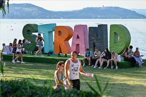 Fiatalok a Strand Fesztiválon Zamárdiban 2023. augusztus 24-én. A fesztivált augusztus 23. és 26. között rendezik meg a Balaton-parti településen. MTI/Vasvári Tamás